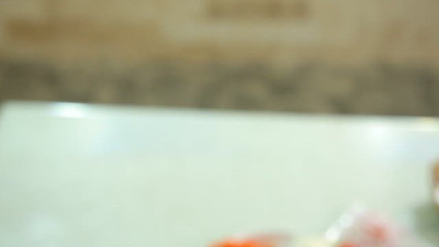 테이블 위에 플레이팅된 청어 샐러드와 샤슬릭