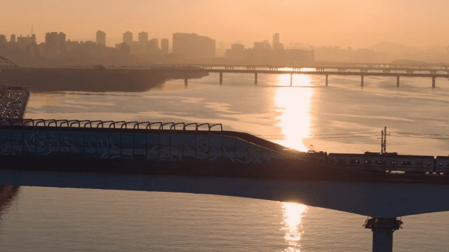 해질녘 다리를 건너는 기차