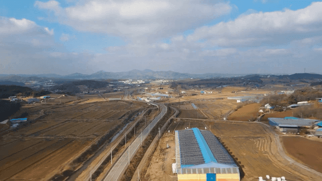 온실이 있는 넓은 농경지