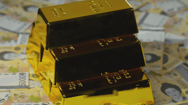 한국 화폐 위에 쌓인 금괴