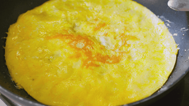 팬에서 요리 중인 계란 지단