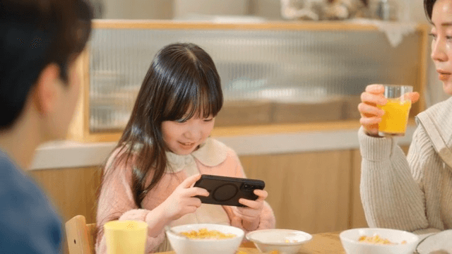 아침식사를 하지 않고 핸드폰만 하는 아이