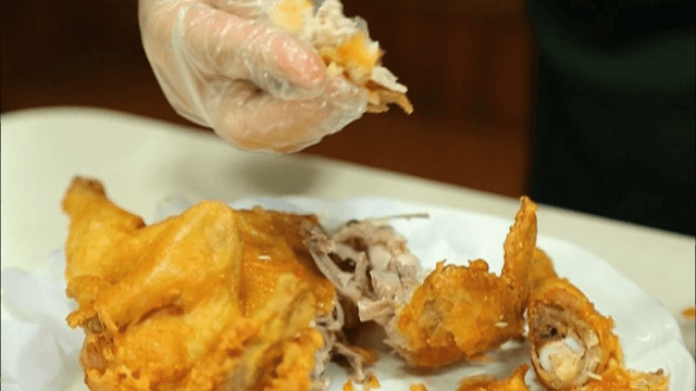 실내에서 밥과 함께 치킨을 먹는 모습