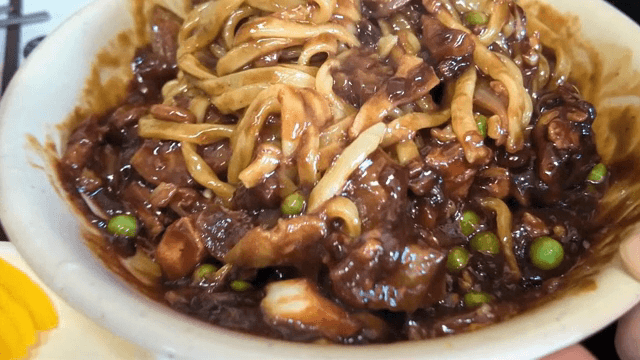 짜장면이 담긴 그릇