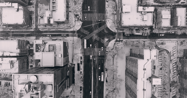 눈 덮인 도시 거리와 건물