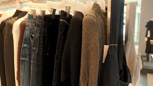 가게에 걸려 있는 옷들