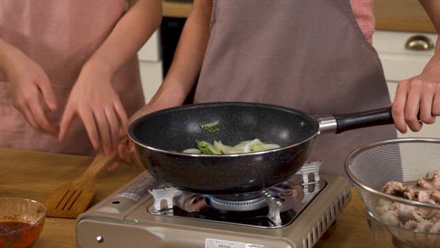 볼에 담긴 고추장을 덜어 요리를 준비하는 두 사람