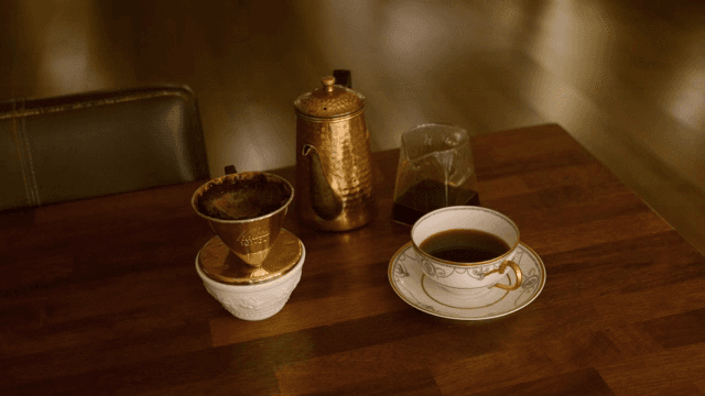 테이블 위 커피와 브루잉 도구 세팅