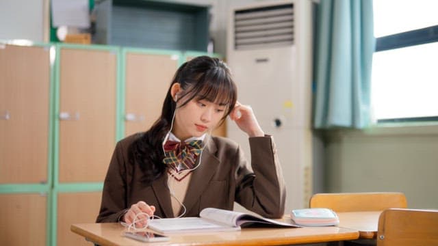 학생들이 공부하며 이어폰을 나눠 듣는 모습