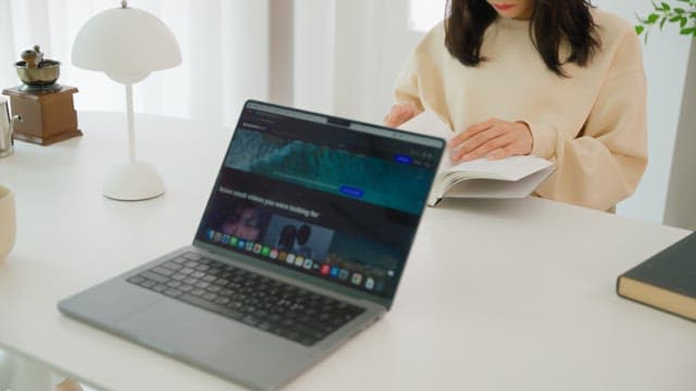 거실의 하얀 테이블에서 여유를 즐기는 두 사람