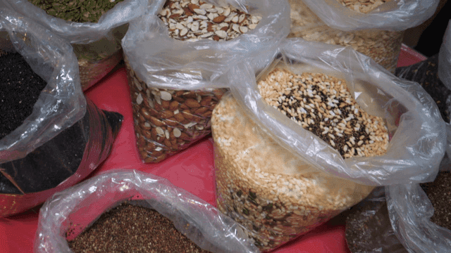 비닐봉지에 담긴 다양한 씨앗과 견과류