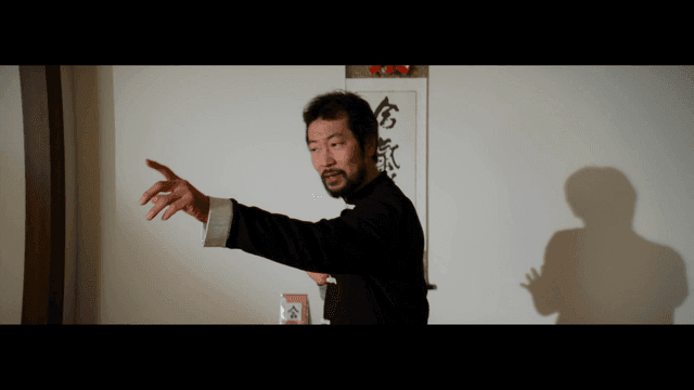 실내에서 무술을 설명하는 남성