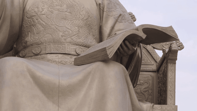 도심 광장의 세종대왕 동상