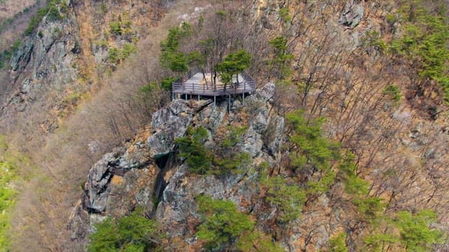 바위 절벽 위의 경치 좋은 하이킹 길