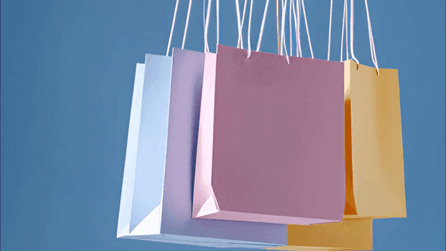 끈에 매달린 다채로운 쇼핑백