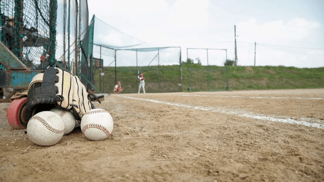 야구 장비와 선수들이 있는 야구장