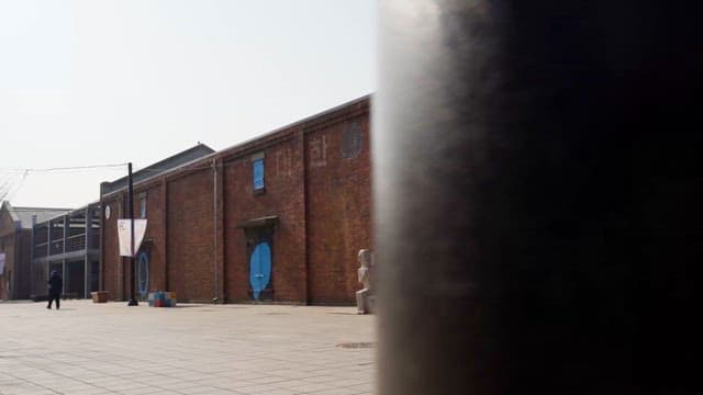 조용한 광장과 역사적 건물들