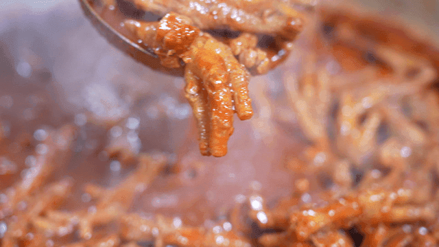 Spicy chicken feet simmered in red sauce