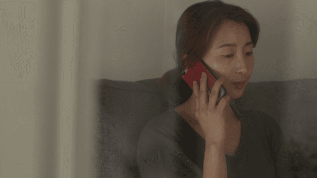 실내에서 전화 통화하는 여성