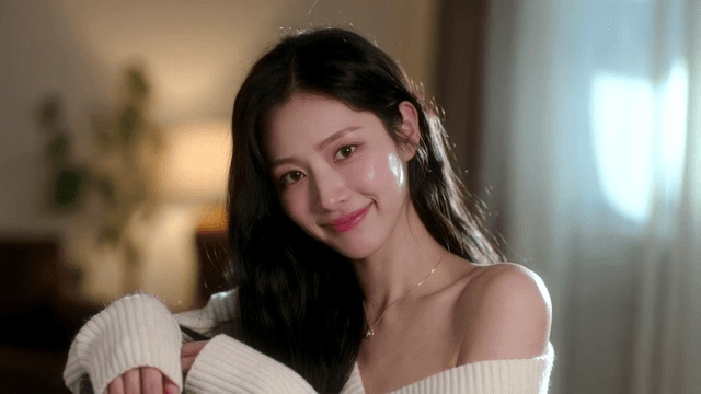 부드러운 조명 속 아늑한 바에서 웃다가 한숨을 쉬는 여성