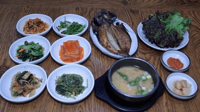 테이블 위 다양한 한국 반찬