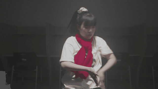 독서실에서 열정적으로 춤추는 소녀