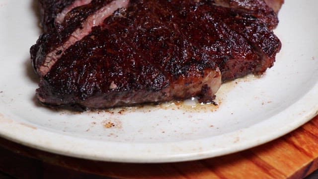 접시에 올려진 갓 구운 스테이크