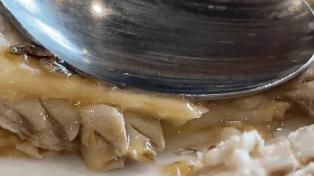 육즙 가득한 갈치구이를 누르는 숟가락