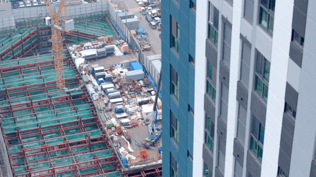 크레인과 건물이 있는 건설 현장