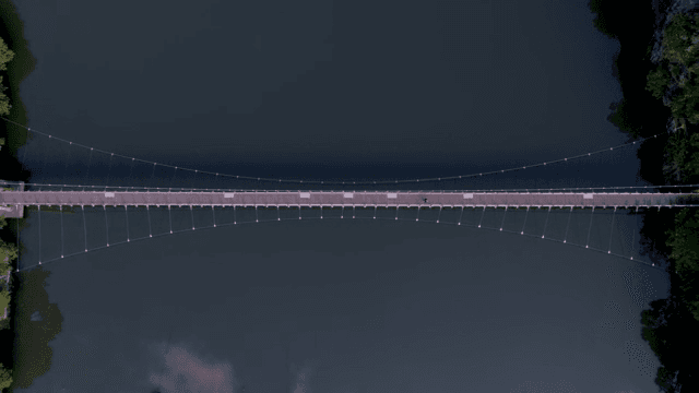 잔잔한 호수 위의 현수교