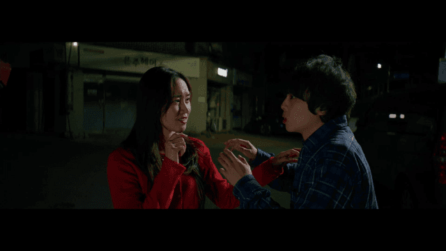 결단한 여자와 말리는 남자