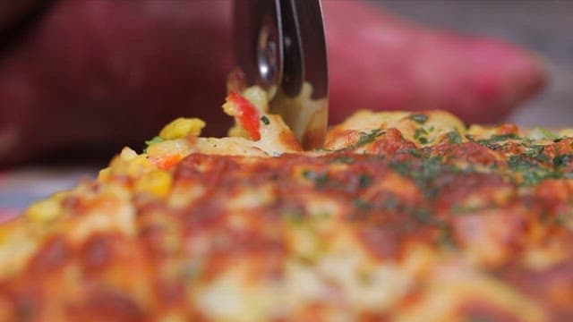 피자를 커터로 자르는 장면