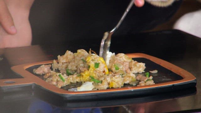 계란 프라이를 얹은 볶음밥 한 숟가락