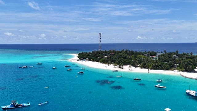 맑고 푸른 바닷물이 있는 풀이다우 섬