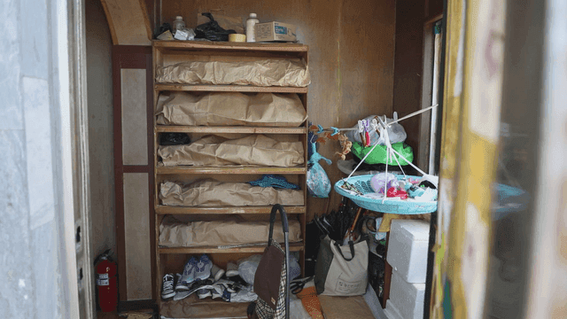 평범한 현관앞 짐들이 가득찬 신발장