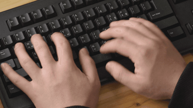 키보드를 타이핑하는 손