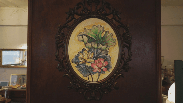 나무 벽에 걸린 꽃 그림 액자