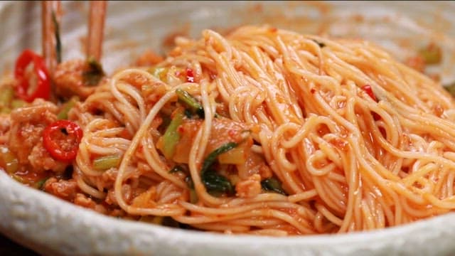 그릇에 담긴 매운 열무 비빔국수