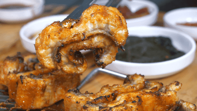 숯불에 구어진 매운 양념 장어