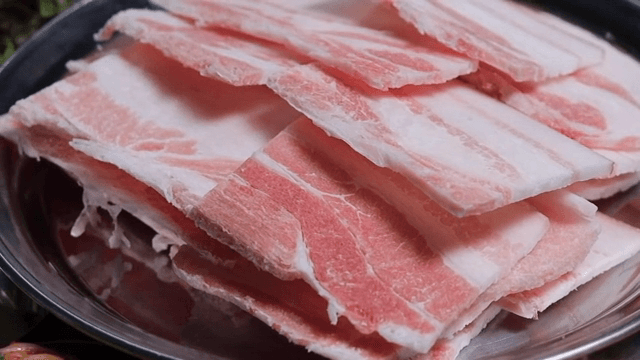 다양한 한국 반찬과 냉동 삼겹살