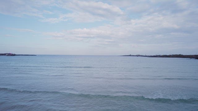 구름 낀 하늘 아래 잔잔한 바다