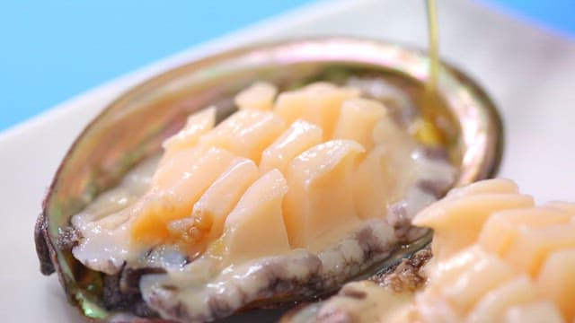 접시 위 소스를 곁들인 신선한 전복