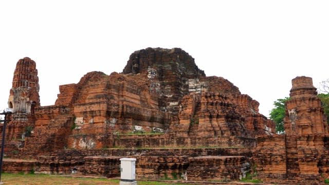 역사 유적지 옛 불교 사원의 웅장한 구조물