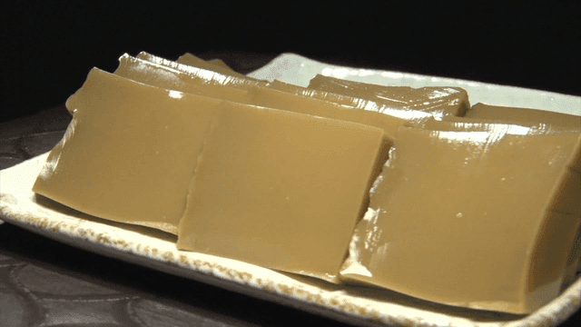 도자기 접시에 담긴 도토리묵