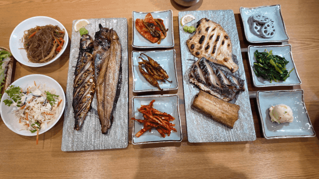 Various grilled fish and Korean side dishes