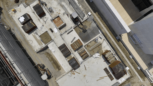 굴삭기와 장비가 있는 건설 현장