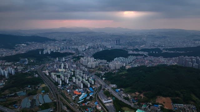 구름 낀 하늘 아래 펼쳐진 도시 전경