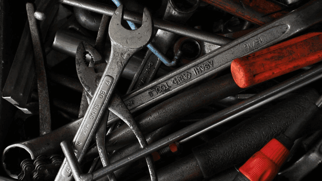 다양한 금속 도구 모음