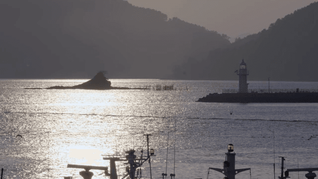 고요한 바다의 등대와 섬