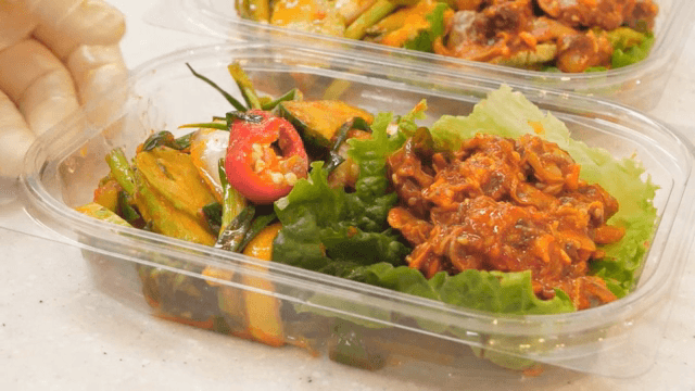 플라스틱 용기에 담긴 꼬막무침